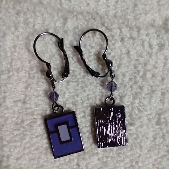 Purple square gunmetal color wire earrings - Picture 3 of 3